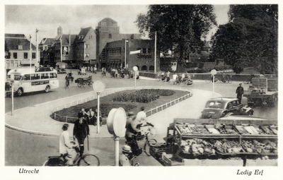 4350 Gezicht op het Ledig Erf te Utrecht met links van het midden de Tolsteegbrug.